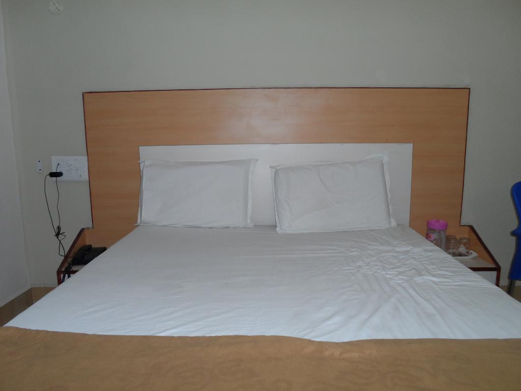 Hotel Pasuparthy Residency ตีรูปาติ ห้อง รูปภาพ