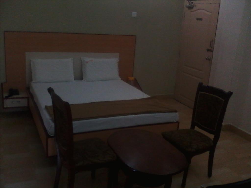 Hotel Pasuparthy Residency ตีรูปาติ ห้อง รูปภาพ